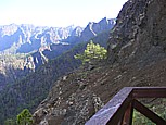 Nach einer Stunde Wanderung von der Cumbrecita (1312m) aus �ber den 'Mirador de las Chozas' (1284m) gelangt man zum 'Mirador de los Roques', auch hier hat man einen herrlichen Einblick in die 'Caldera de Taburiente' und gewinnt eine Vorstellung von den gewaltigen Dimensionen dieses Kraterkessels