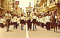 ... gleich bei meiner Ankunft in SAN JOS�, COSTA RICA_eine 'gran fiesta'_hier zeigen auch die Schulklassen Flagge_ damals war Kennedy -jedenfalls in COSTA RICA- 'in'_1974 