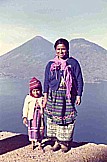 diese nette Indiofrau mit Kind am LAGO ATITLAN war sofort begeistert, als ich ein Foto von ihnen machen wollte_ bei anderen stie� ich h�ufig auf Ablehnung_GUATEMALA 1974