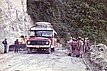 ... auf mit dem Bus nach Chichicastenango (f�r 'traveller' nur: 'CHICHI'), kleiner idyllischer Ort in den guatemalte- kischen Bergen, wo sich viele Indios in der Christlichen Kirche zu halb religi�sen, halb heidnischen Zeremonien mit Kerzen und Massen-Weihrauch versammelten ... _hier: Stra�enarbeiten ... nach einem Erdrutsch ... kostete mich einen halben Tag im Bus ... rumh�ngen war angesagt ... _GUATEMALA 1974