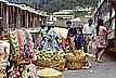  ... fruta, fruta, fruta (Obst) schreit�s aus allen Kehlen, wenn die Busse halten ... Versorgung unterwegs v�llig unproblematisch_hier war auch das Fotografieren o.k._ GUATEMALA 1974