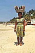 la playa de ACAPULCO_immer Fr�chte im Angebot_toller, feinsandiger Strand_allerdings wird hier einem Bekannten die Kamera geklaut_MEXICO 1974