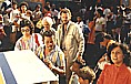 Wer zuerst kommt, malt zuerst?-nein, hier nicht!_sich anstellen Fehlanzeige_erst mal eingew�hnen an Bushaltestellen und an Kiosken, St�nden etc._Jochen, sch�n brav wartend ..._VENEZUELA 1984_Jochen A. H�bener