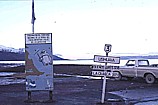 Der Wegweiser verdeutlicht die Dimensionen, die gewaltigen Entfernungen innerhalb ARGENTINIENS_von der s&uuml;dlichsten Stadt der Erde zur Hauptstadt ARGENTINIENS, BUENOS AIRES, rd. 3.200 km, bis QUI�CA (&auml;usserster Norden ARGENTINIENS an der bolivianischen Grenze) immerhin rd. 5.200 km_1986