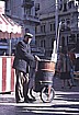 ... in der Innenstadt MONTEVIDEOS war die Armut nicht zu �bersehen_allerorten versuchten viele arme Menschen, sich mit allen denkbaren Jobs �ber Wasser zu halten_hier: ein Verk�ufer, der hei�e Ess-Kastanien feilbot_URUGUAY 1986_Jochen A. H�bener